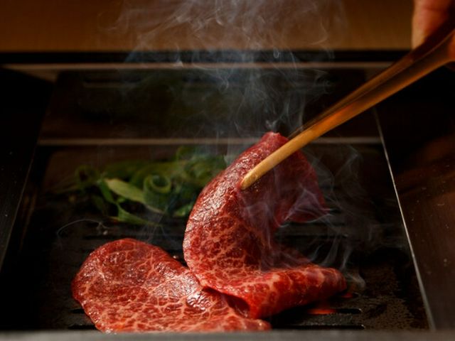 Promise of indulging in the highest quality yakiniku in an elegant atmosphere.