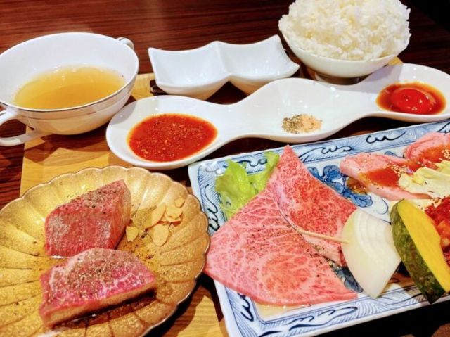 在回憶日本之旅時，盡情享受最上等的和牛，滿足您的燒肉定食套餐。