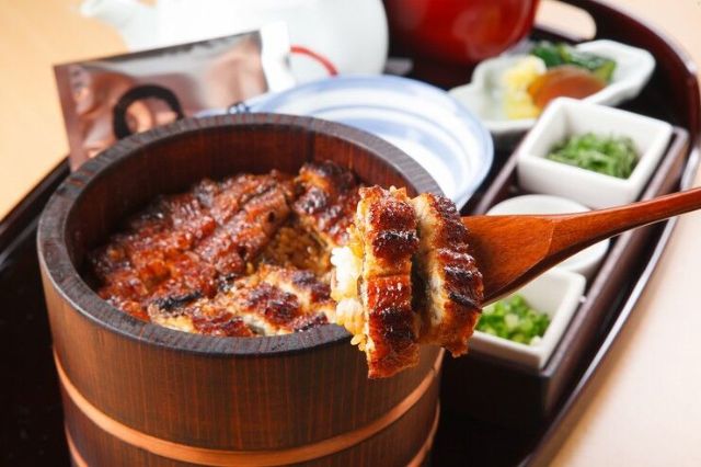 나고야의 인기 있는 지역인 사카에, 나고야 역에서 맛보는 최고급 야키니쿠와 장어