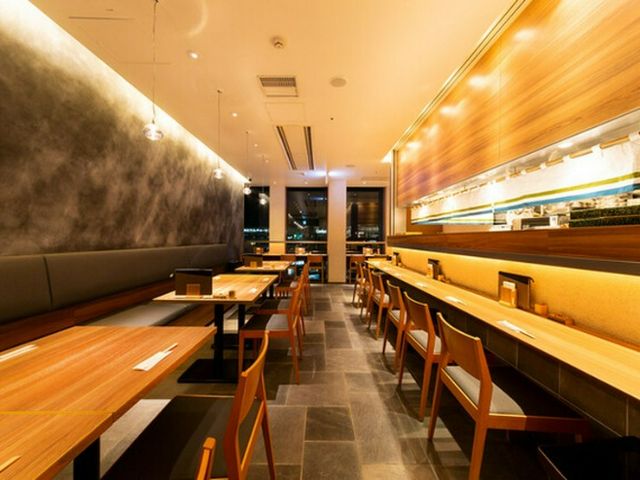 Enjoy seasonal dishes made with seafood from Kyushu and seasonal parfaits