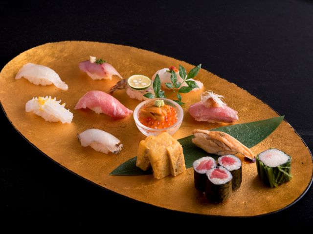 You can casually enjoy sushi from a renowned Hakata restaurant directly connected to Hakata Station.