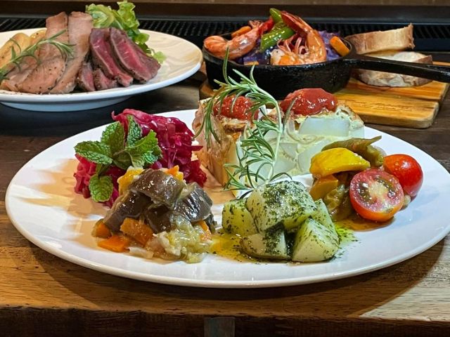 숨겨진 야채 바에서 계절감 넘치는 요리와 와인을 만끽