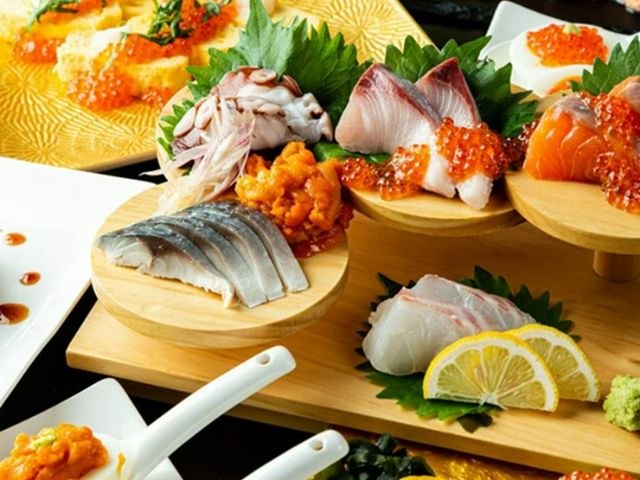 화기애애하고 편안한 이자카야에서 제철 해산물과 쿠시카츠를 맛보다