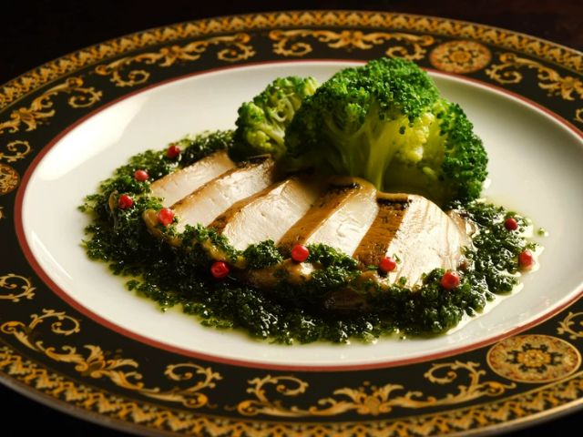 炭火的技術引出食材的魅力。在祇園的隱藏小屋遇見創意料理