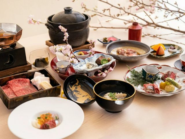 用新鲜的和牛制作的套餐料理。结合时令食材,色彩斑斓!