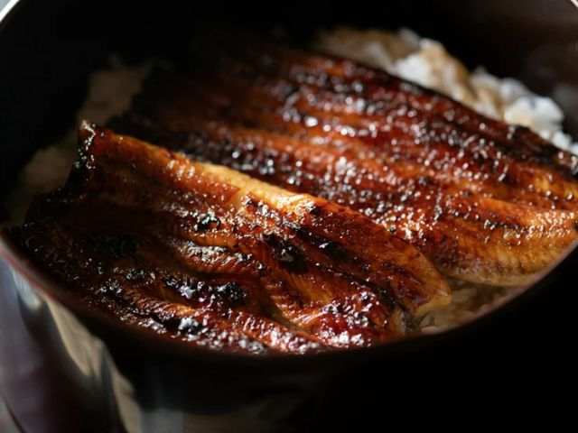 Enjoy a new sensation of eel cuisine while gazing at the beautiful garden