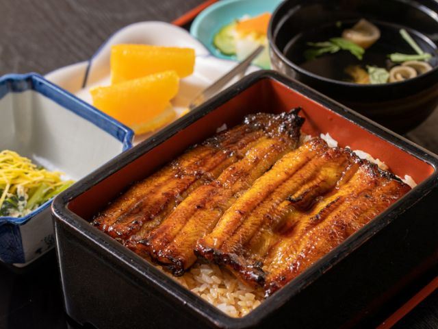 熔岩燒風格的「濱名湖鰻魚」與精選地酒的搭配是絕佳的