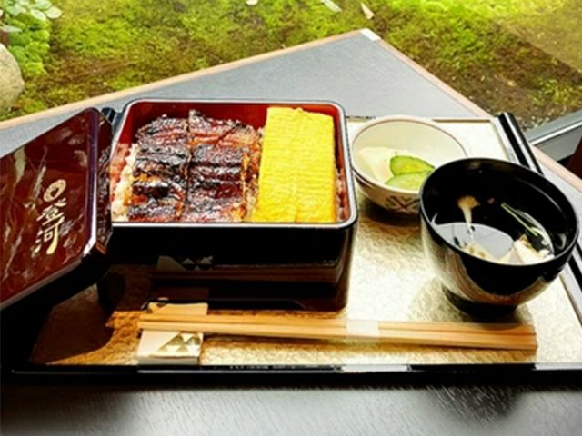 在店內享用油脂豐富的鰻魚，當然也可以外帶