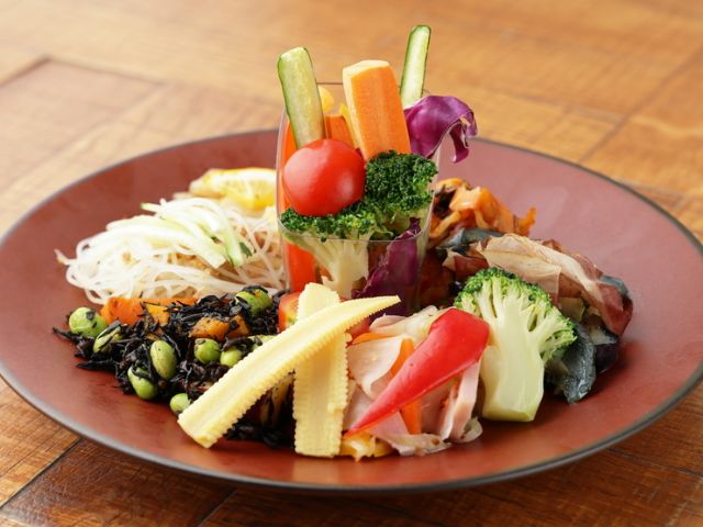 多彩的蔬菜料理和飲品義式酒吧可在自助餐中享受，目不暇給