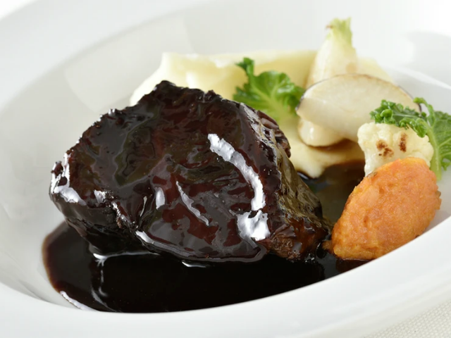 以當地食材享受正宗法國料理和法國地方料理。價格合理也是其魅力所在