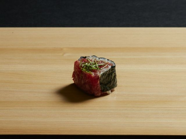 享受精心制作的和风佳品和讲究的寿司