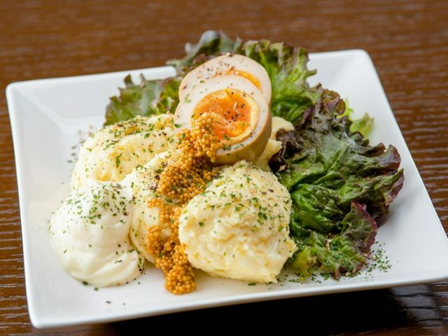 홋카이도산 닭고기를 주재료로 사용한 다양한 닭 요리를 맛볼 수 있습니다