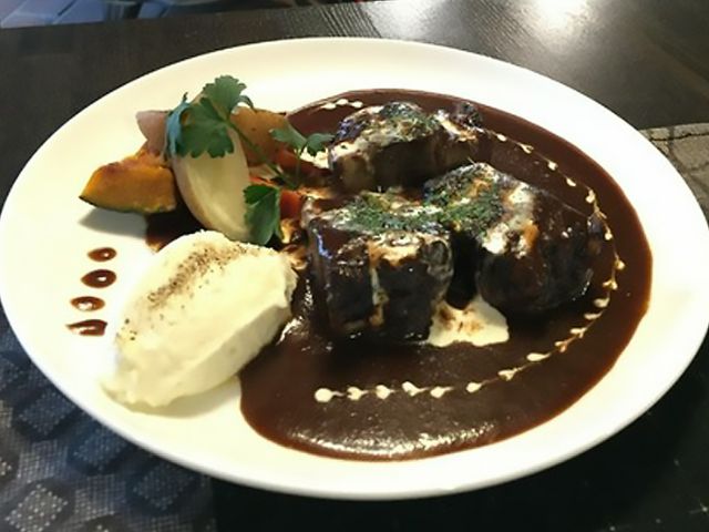 在翻修過的古民家享用自家製燻製料理