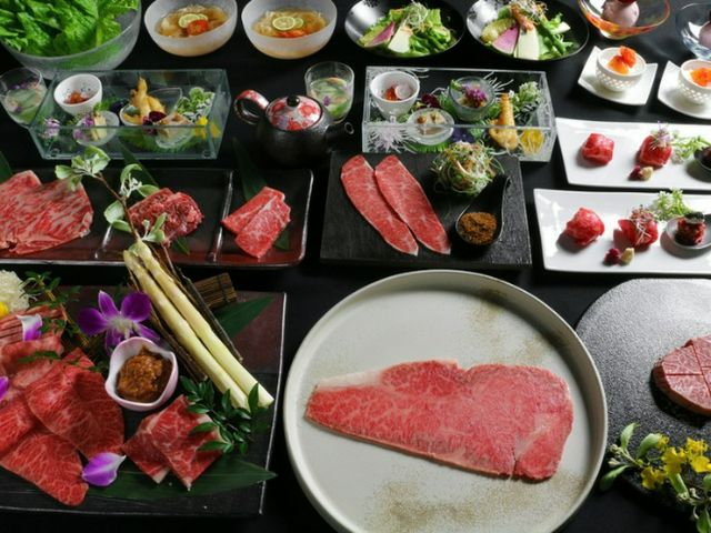 在代表京都的烤肉店的特别楼层,品尝优质的肉