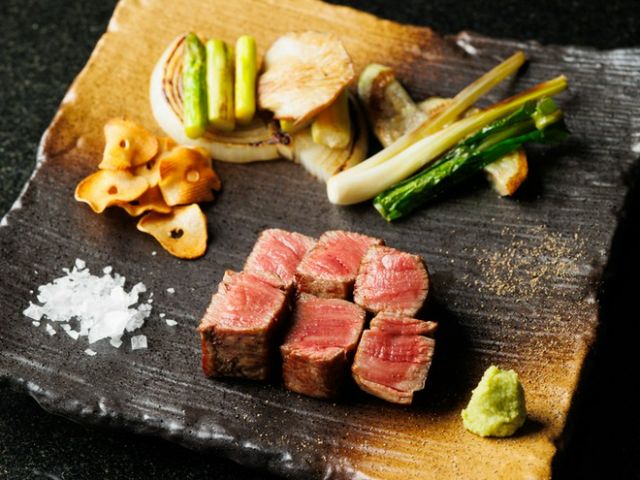 在充滿現場感的鐵板燒中,享用宮古牛排