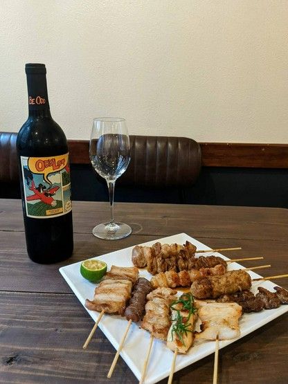 可以尽情享受与葡萄酒相配的新感觉美味的时尚烤鸡肉串店