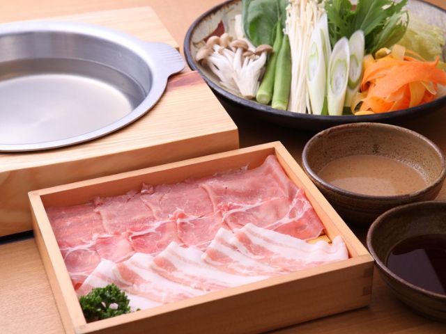 아구 돼지를 맛과 식감이 다른 부위 3종 세트로 제공