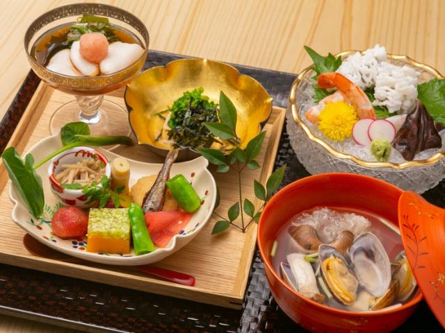 Exquisite Japanese cuisine that lets you feel the seasons. Enjoy the seasonal transitions unique to Kyoto with your eyes and palate.