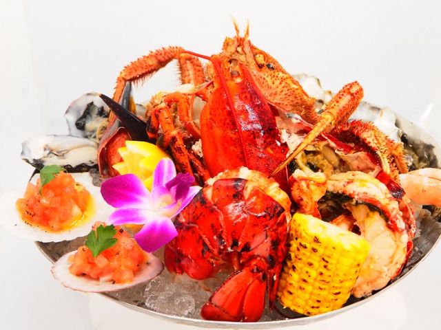 이탈리아와 일본 식재료를 풍부하게 사용한 고급스러운 이탈리아 요리를 제공