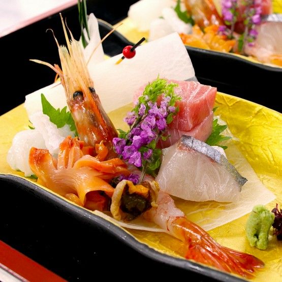 Enjoy kaiseki cuisine with a view of Tokyo's nightscape from a high floor 100 meters above ground
