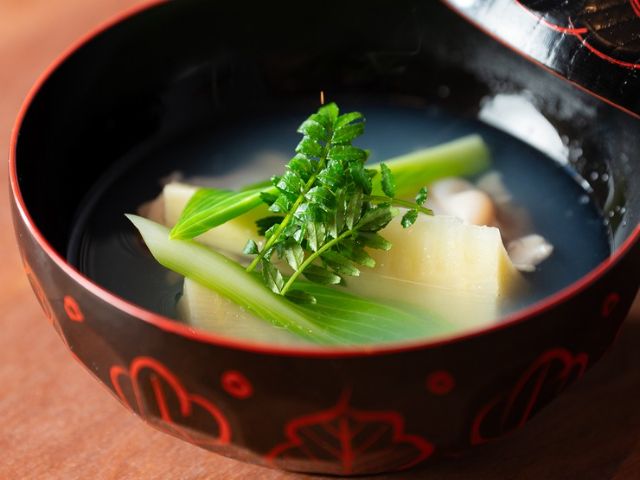 在美麗且充滿高雅氣息的空間中,享受依照日本古老曆法製作的日本料理