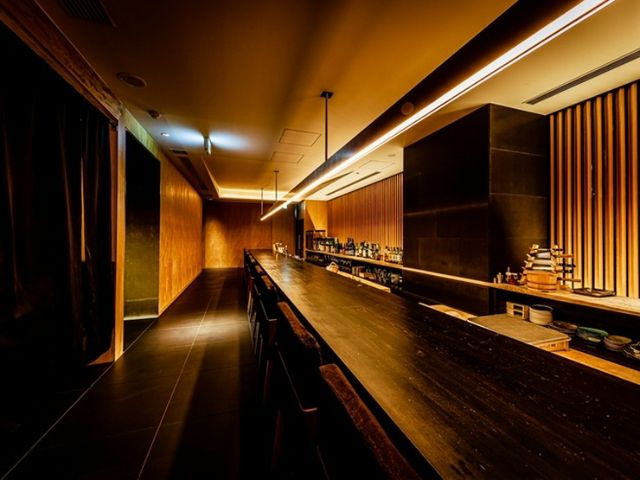 在充滿高級感的大人隱密場所，優雅地享受當季壽司套餐