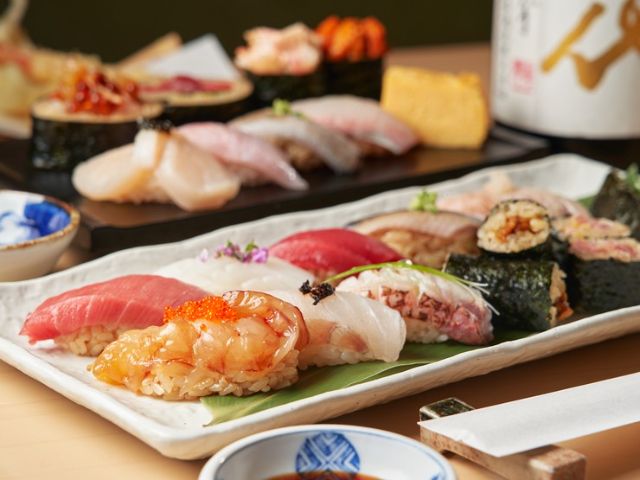 在吧檯座位品嚐剛握好的幸福。東京推薦的壽司店