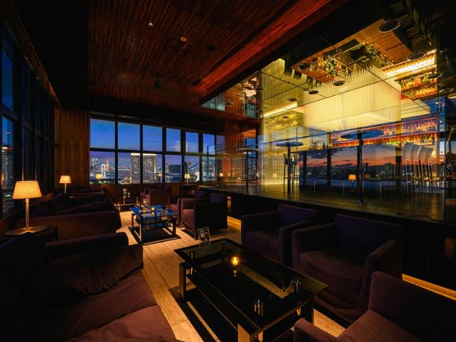 A breathtakingly beautiful night view spreads 360 degrees, a must-reserve scenic bar