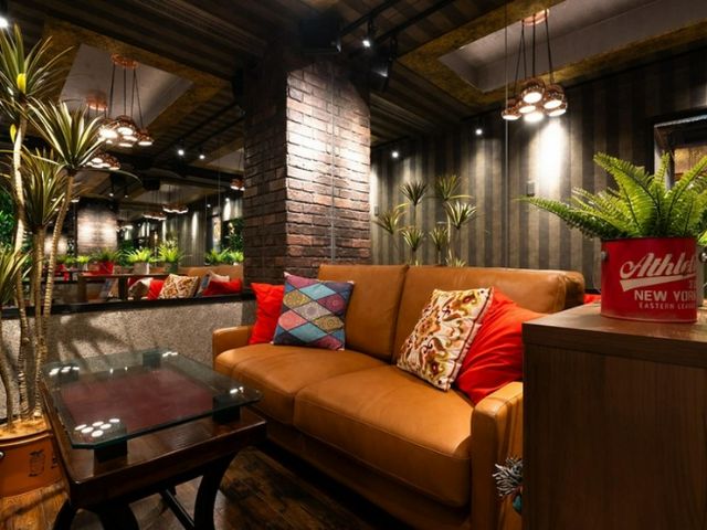 在舒適的沙發座位上,享受水煙、酒和甜點