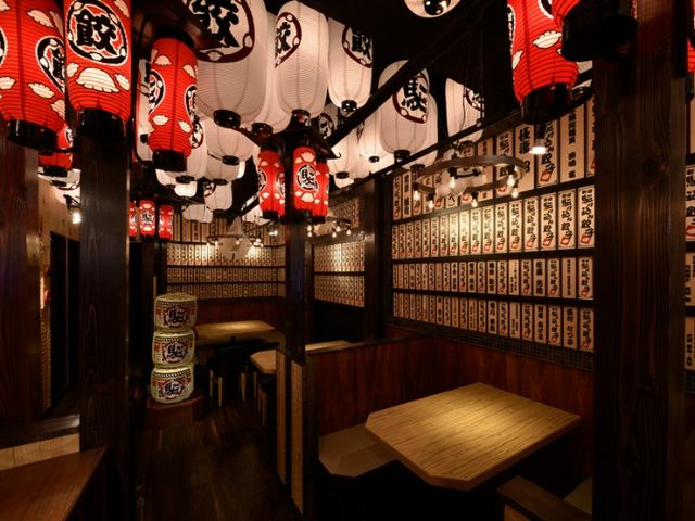 在以舊東京為形象的店內，享受多樣化的餃子