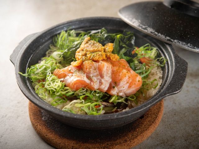 在深受當地人喜愛的居酒屋度過溫馨的時光