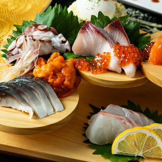 嚴選的時令鮮魚和串炸，搭配日本酒盡情享用