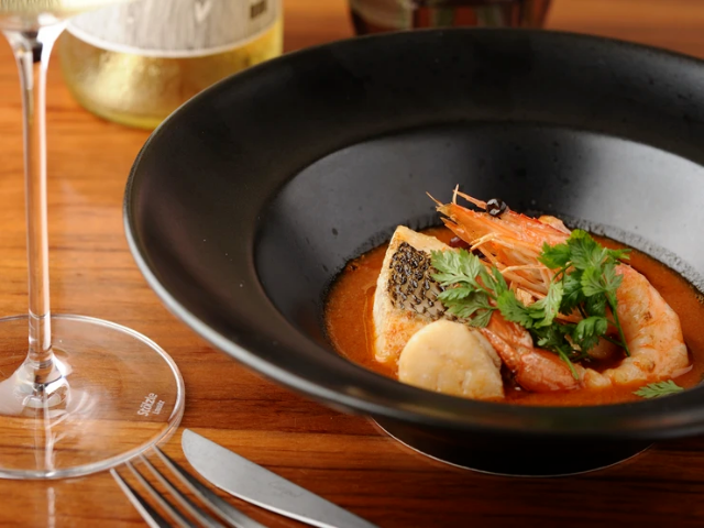 以產地直送的當季食材烹製的正宗義大利料理。全景美景與精選葡萄酒也極具魅力