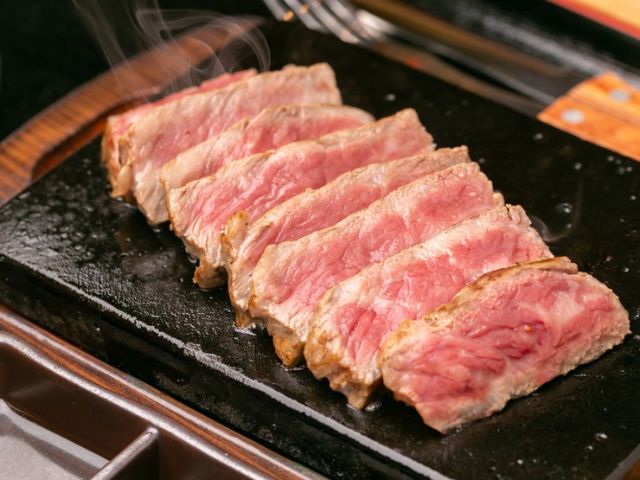 在富士山的熔岩石板上烤和牛的牛排食堂