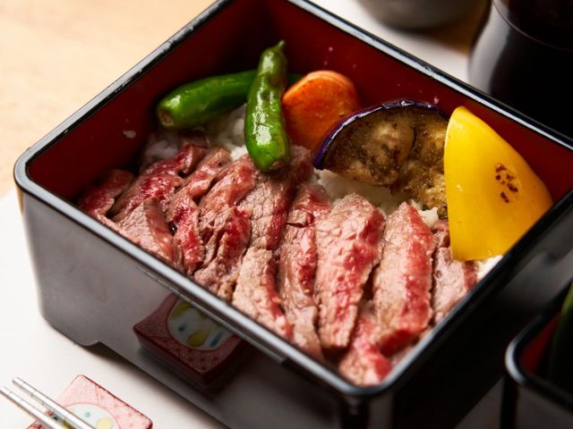 在四季美丽的庭院中享受美食和美酒