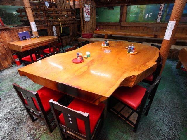 The happiness of enjoying fresh seafood at reasonable prices in an aquarium-like space