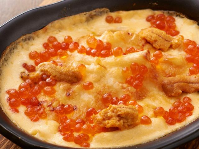 在您面前烤製的時令鮮魚令人心動，溫馨的爐端燒店