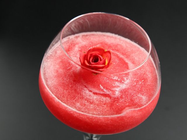 在时尚的正宗酒吧品尝波本威士忌