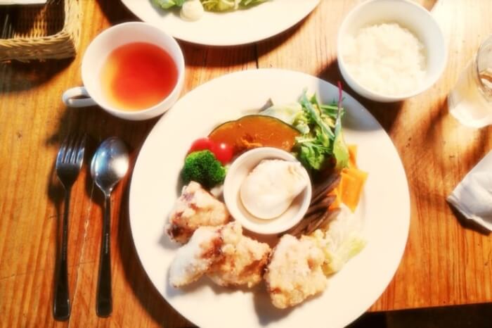 2. Art Dining Oval