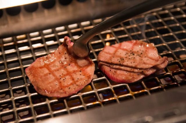 1. Wait until the grill net is hot:
