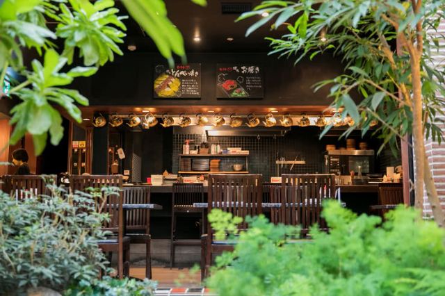 日本福冈20家最佳餐厅：发现丰富的地方特色美食，如拉面和Motsu火锅料理