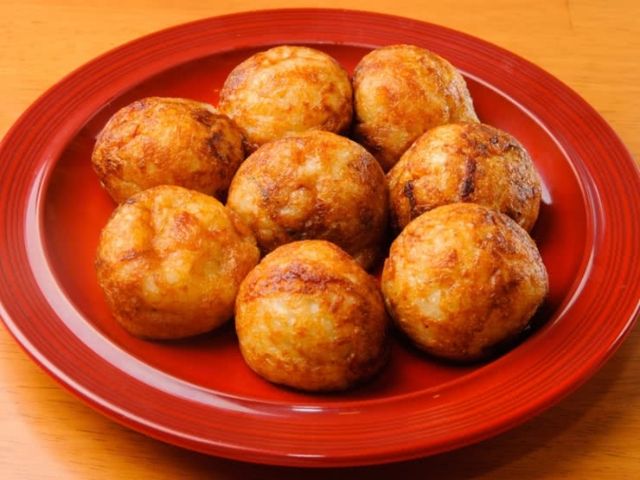 探索在日本料理夜市出售的美味小吃:章鱼烧、烤鱿鱼、糖苹果等等!