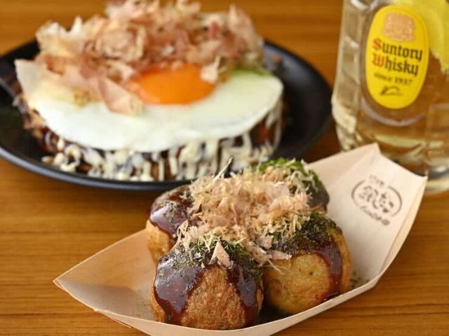 探索在日本料理夜市出售的美味小吃:章鱼烧、烤鱿鱼、糖苹果等等!