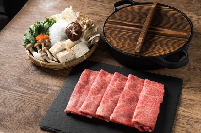 寿喜烧:如何制作,如何食用,以及在东京品尝的最佳地点