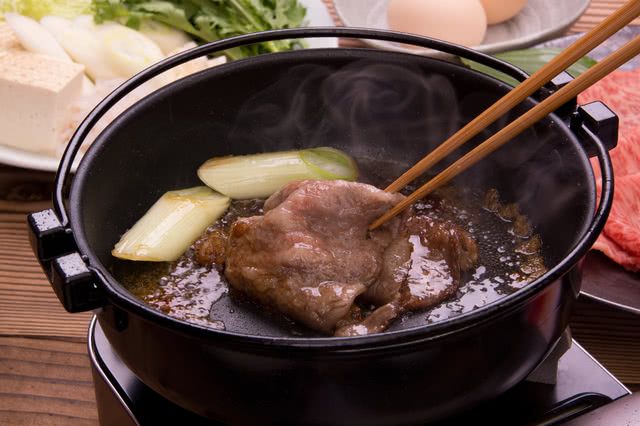 寿喜烧:如何制作,如何食用,以及在东京品尝的最佳地点