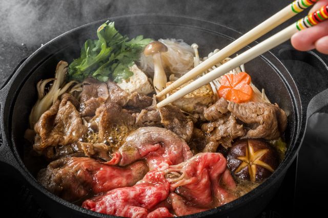 寿喜烧:如何制作,如何食用,以及在东京品尝的最佳地点
