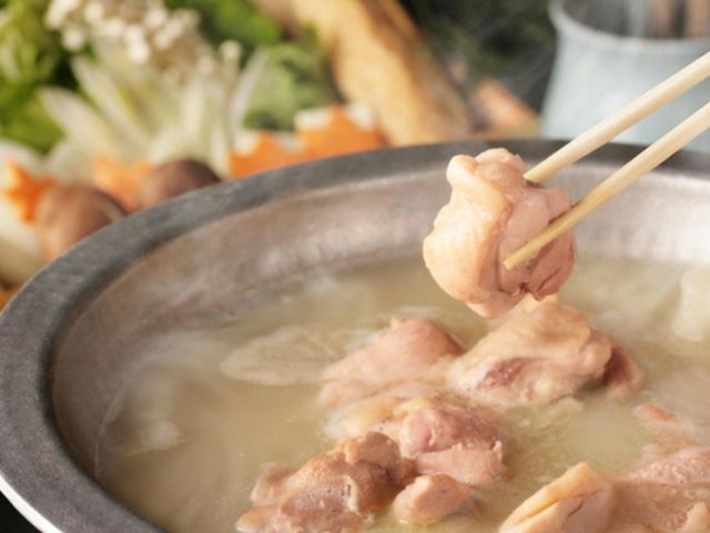 This restaurant is proud of its Mizutaki with rich soup and charcoal grilled chicken which are Hakata, Fukuoka's famous foods.