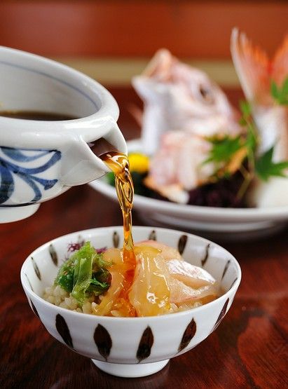 传统的宇和岛风格的"Tai-meshi"(鲷鱼饭)。体验美味的当地鱼。
