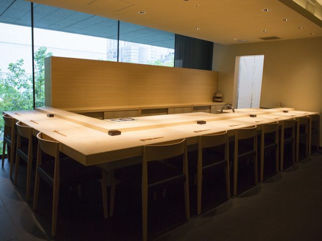 去一家高档、正宗的餐厅。大阪五家最好的寿司餐厅
