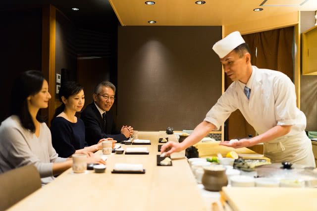 避免失礼的行为,这份礼仪指南教你如何享用高级寿司